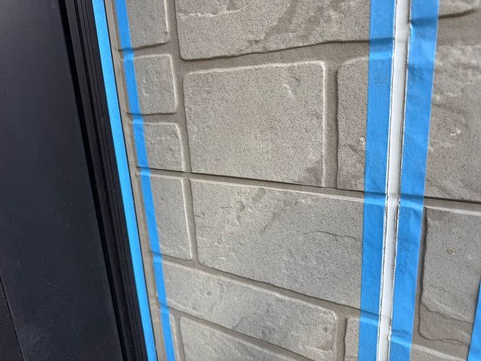 松原市別所 外壁サイディング目地へのシーリング材充填中