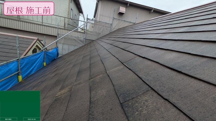 八尾市久宝寺のN様邸 施工前のスレート屋根近景 苔の付着と塗膜劣化の詳細（足場からの撮影）