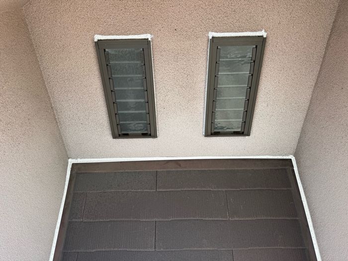 八尾市久宝寺Y様邸 ルーバー窓2か所の窓枠まわりにシーリングを施工した状態