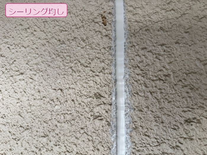 松原市I様邸 外壁目地シーリングの均し作業