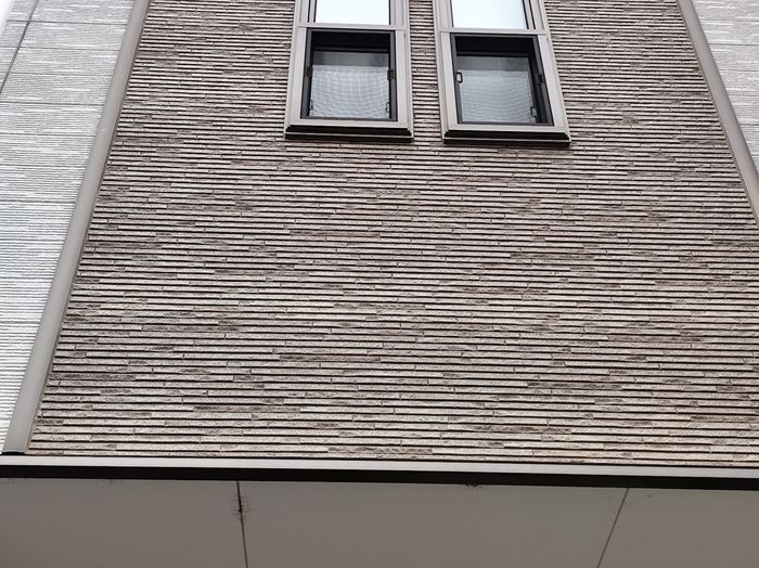 八尾市曙川東 施工前の外壁正面全景（ブラウン系レンガ調・色褪せ）