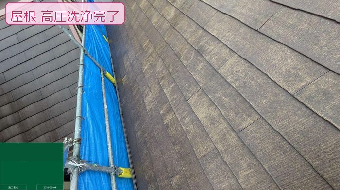 八尾市久宝寺の2階建て住宅 スレート屋根の高圧洗浄完了後の軒先付近の状態