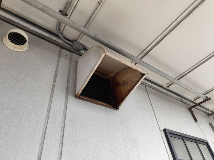 平野区喜連のアパート廊下 換気フードの内部が完全に腐食し錆が広がっている深刻な状態