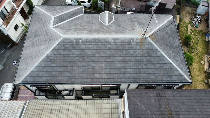 平野区喜連のアパート スレート屋根全体をドローンで撮影 コケ・藻の付着が広範囲に及んでいる