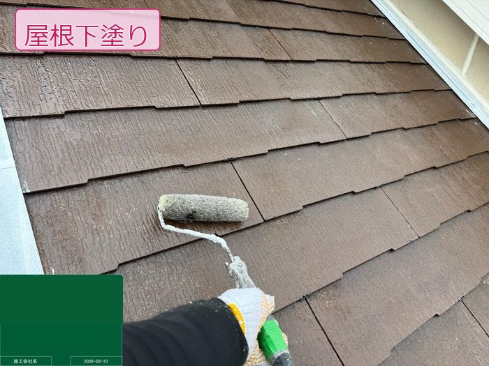 八尾市南安町M様邸 職人がローラーでスレート屋根に下塗り塗料を塗り広げている作業中の様子