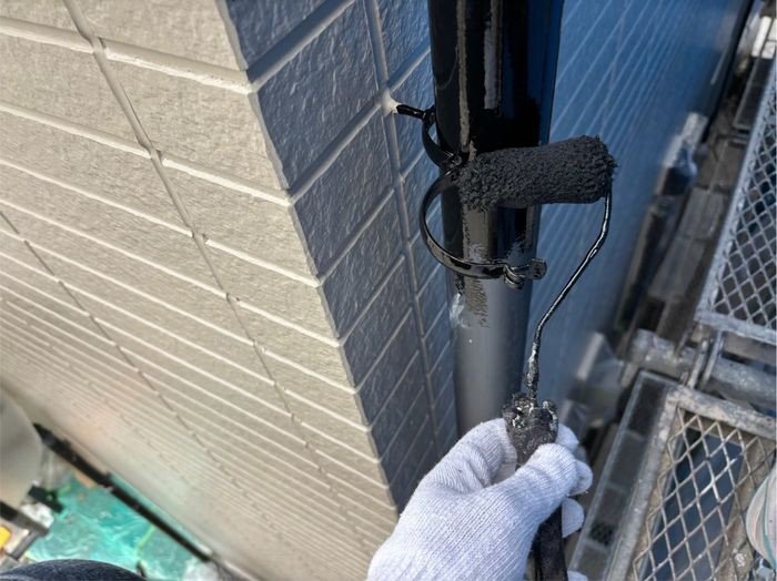 堺市東区N様邸 竪樋の塗装。ローラーで黒に塗り替え