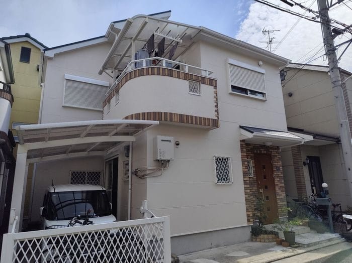 施工後の全景　ベージュの外壁とグリーンの屋根