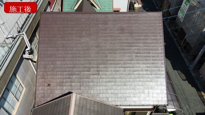 八尾市久宝寺のN様邸 塗装後のスレート屋根全景 赤茶系で仕上がった美しい屋根(ドローン撮影)