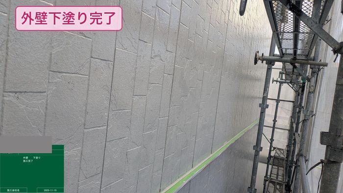 平野区喜連のアパート サイディング外壁に下塗り完了した状態 白系シーラー全面塗布