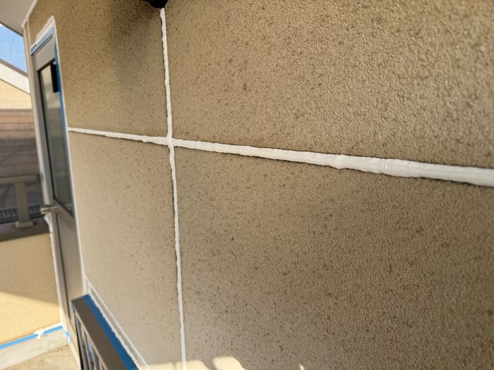 八尾市南安町のM様邸 ALC外壁の縦横目地にシーリング材を充填した仕上がり