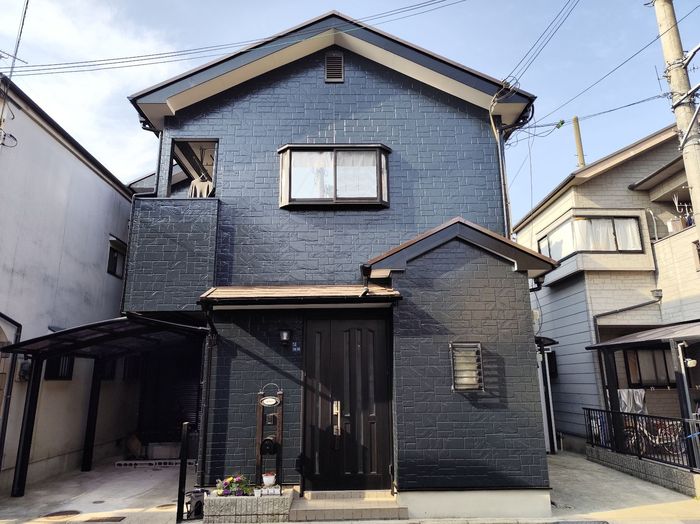 松原市別所 外壁塗装後・濃いチャコールグレーに生まれ変わった外壁