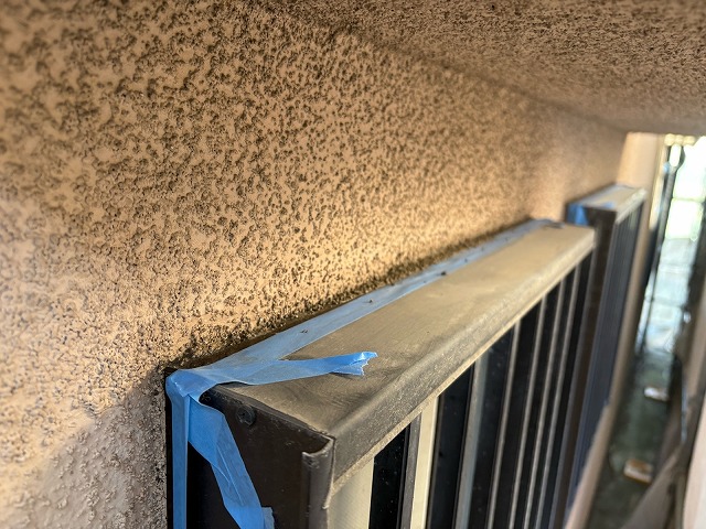 松原市別所のI様邸 窓格子と外壁取り合い部のシーリング施工前・養生テープ貼り付け状態