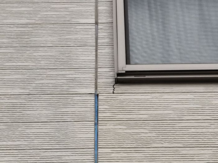 【八尾市曙川東】築25年サイディング外壁の破断したコーキングの打ち替え！劣化を放置する危険とは