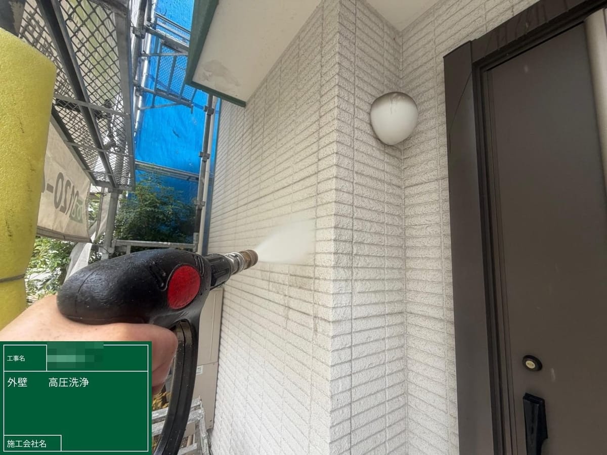 松原市阿保｜瓦屋根に苔がびっしり！外壁・屋根・付帯部の高圧洗浄で汚れを徹底除去