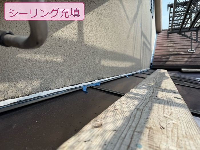 八尾市M様邸外壁下部と屋根取り合い部にシーリング材を充填している様子