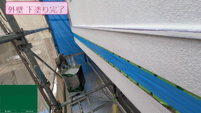 八尾市久宝寺N様邸 下塗り完了後の外壁全面 白系の下塗り材が均一に仕上がった状態
