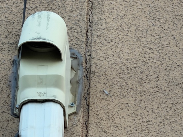 松原市別所のI様邸 雨樋集水器の横に走る大きなクラック（ひび割れ）モルタルが欠落している状態