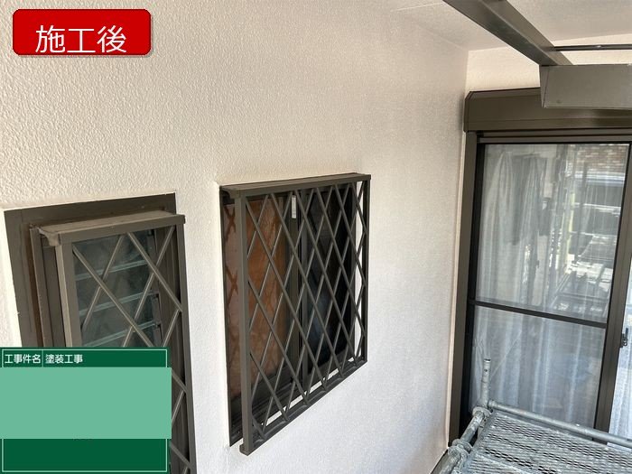 八尾市久宝寺のY様邸 外壁塗装完了後 白い外壁とダークブラウンの面格子（窓格子）（施工後）