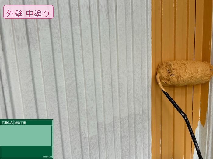 八尾市太子堂のH様邸 金属サイディングの中塗り（山吹色系オレンジ）