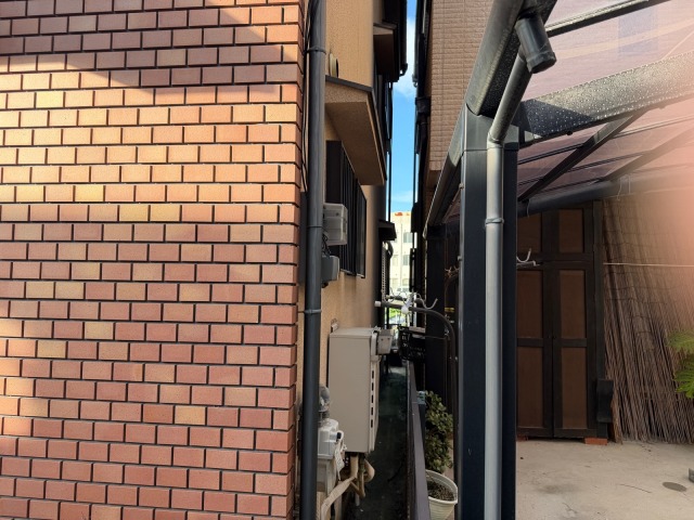 松原市別所のI様邸 背面外壁の全景 色褪せと広範囲の雨染みが確認できる状態