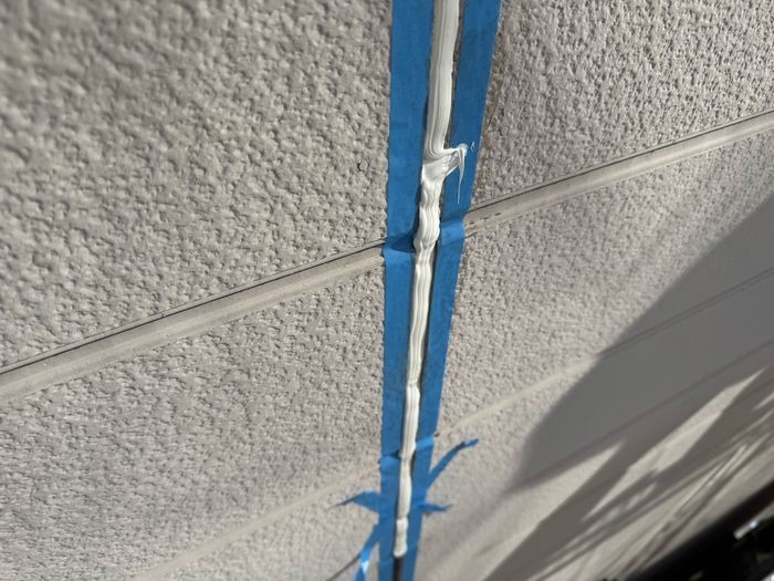 松原市別所のサイディング縦目地にシーリング材を充填直後・均し前の状態クローズアップ