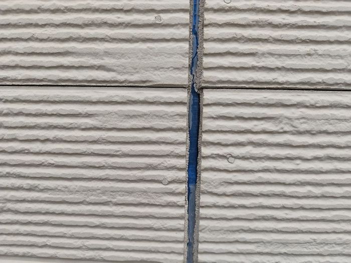 八尾市曙川東のT様邸 古いコーキングを撤去してバックアップ材が露出したサイディング目地