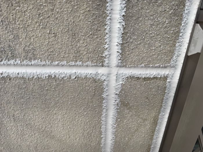 八尾市南安町のM様邸 ALC外壁の十字目地にシーリング材を増し打ちした施工面