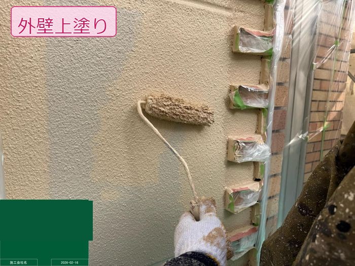 八尾市南安町のM様邸 ALC外壁に上塗り塗料をローラーで施工している職人の手元