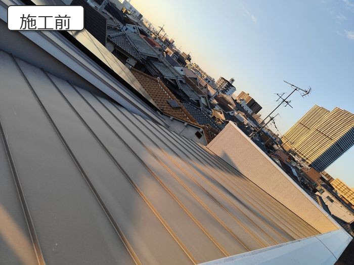 八尾市太子堂のO様邸　瓦棒葺き金属屋根の施工前全景　屋根面の変色状態
