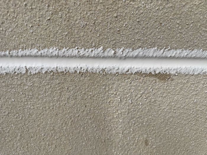 八尾市南安町のALC外壁 目地に充填されたシーリング材のクローズアップ