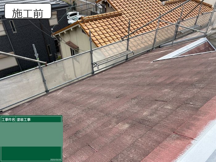 八尾市久宝寺のM様邸 スレート屋根の施工前全景 苔・藻の付着と全面の退色