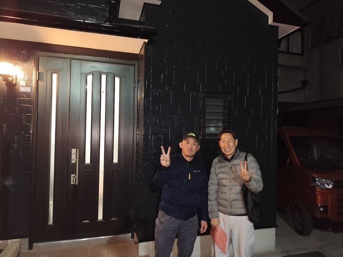 松原市別所 外壁塗装完了後・職人とお客様の記念写真