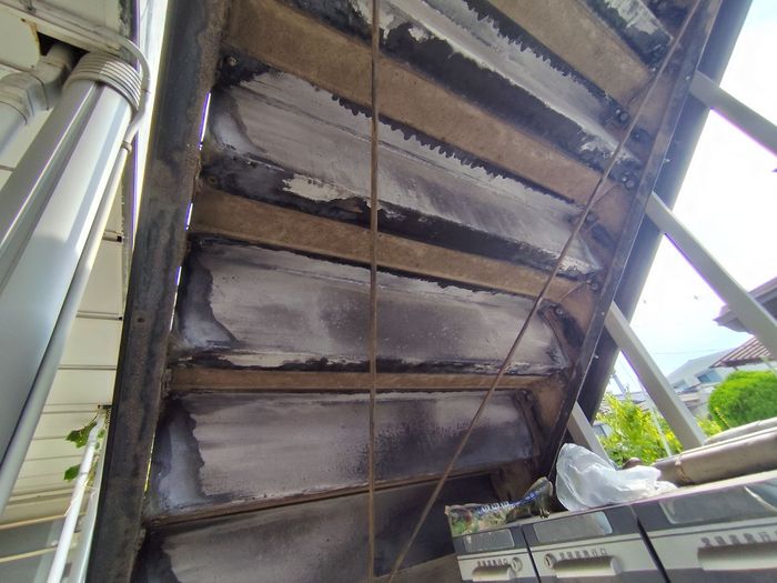 平野区喜連のアパート 階段鉄骨フレームの裏面 塗膜が完全に剥がれ広範囲に錆が進行している状態