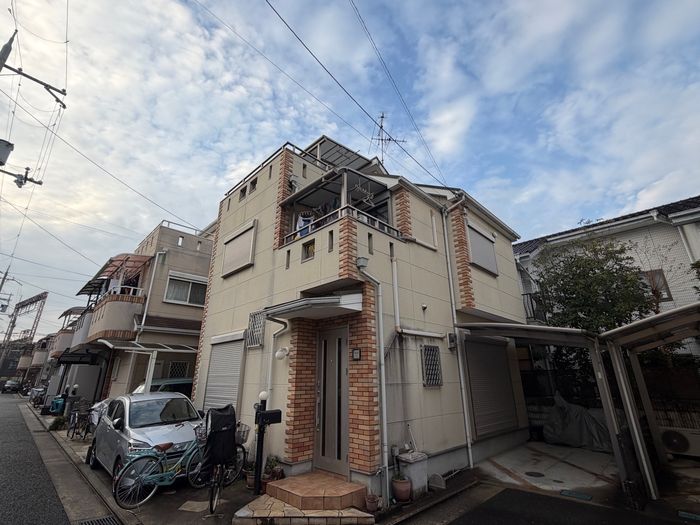 【八尾市高安町】ALC×レンガ調タイル外壁の汚れ・ひび割れを調査