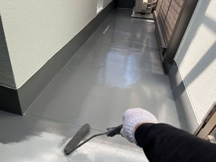 八尾市久宝寺のI様邸 ウレタン防水材2回目の塗布作業