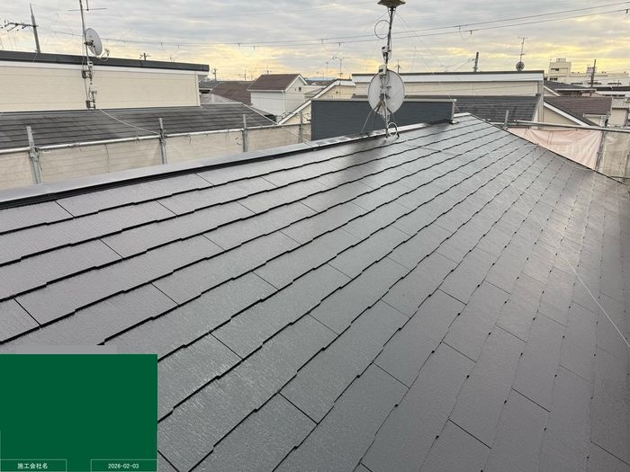 八尾市曙川東 スレート屋根の上塗り完了・チャコールグレーに仕上がった全景