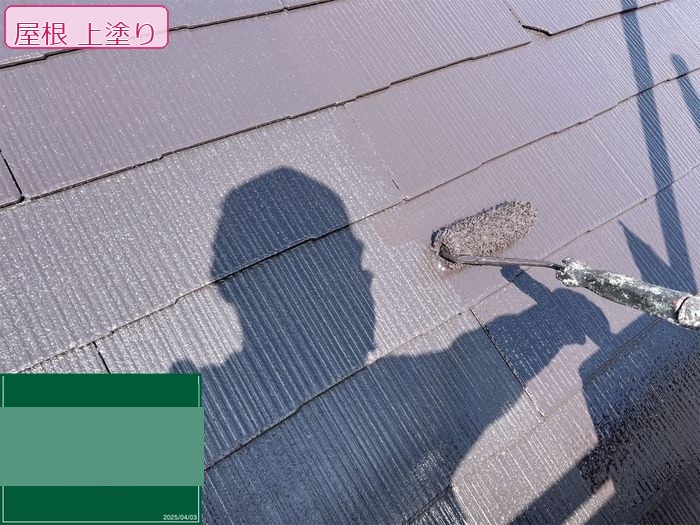 八尾市久宝寺のI様邸 スレート屋根の上塗り作業中 ローラーで仕上げ塗りをしている手元
