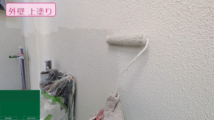 八尾市久宝寺N様邸 外壁上塗り施工中 塗り進めの境界線が見える変化の瞬間