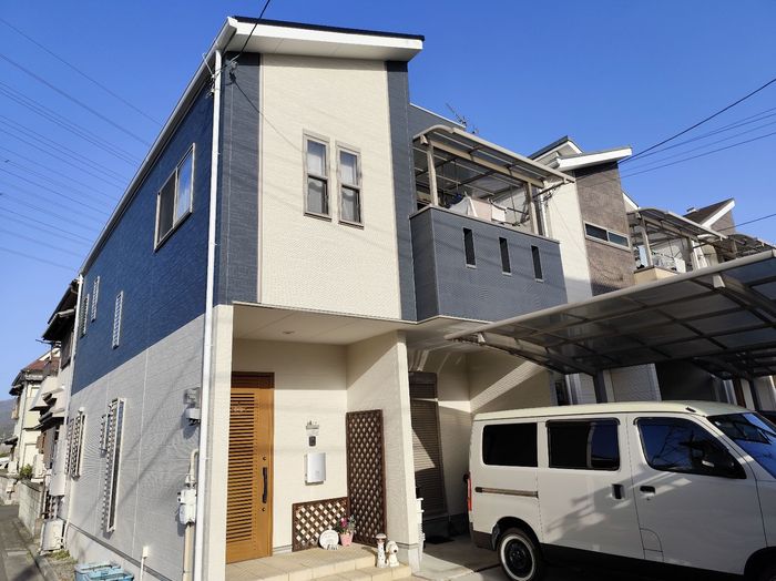 八尾市曙川東 外壁塗装施工後の建物全景（ネイビー×ホワイトツートン）