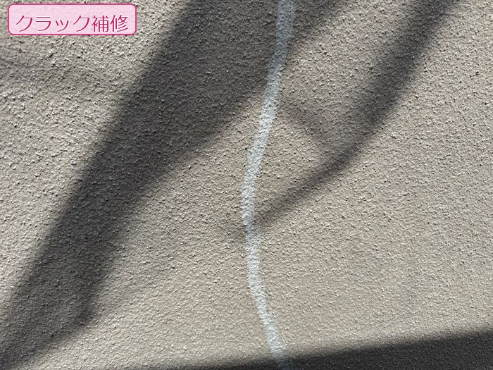 八尾市久宝寺Y様邸のモルタル外壁 縦方向のクラックに白い補修材が充填された仕上がり状態