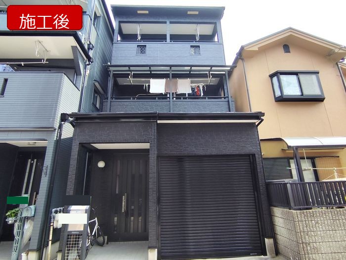 松原市別所 O様邸外壁塗装施工後の全景。黒系カラーにイメージチェンジした状態