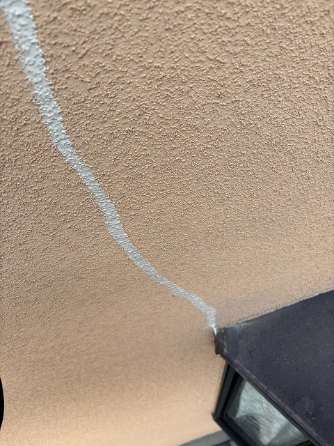 松原市別所のI様邸 外壁クラックのシーリング補修後・窓枠まわりのアップ