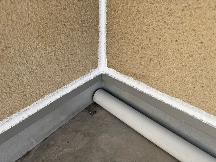 八尾市南安町のM様邸 ベランダの壁面三叉点にシーリング材を充填した入隅処理