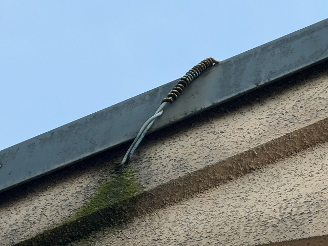 松原市別所のI様邸 軒天部分の配線固定具の劣化と外壁の汚れ・苔の付着