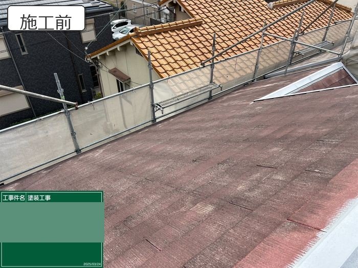 八尾市M様邸スレート屋根の施工前状態。苔・コケが全面に繁茂している