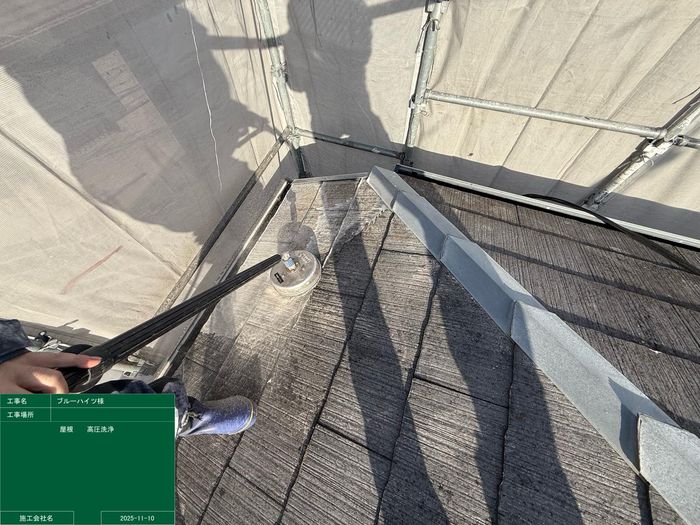 平野区喜連のアパート 足場上からスレート屋根を高圧洗浄している作業の様子