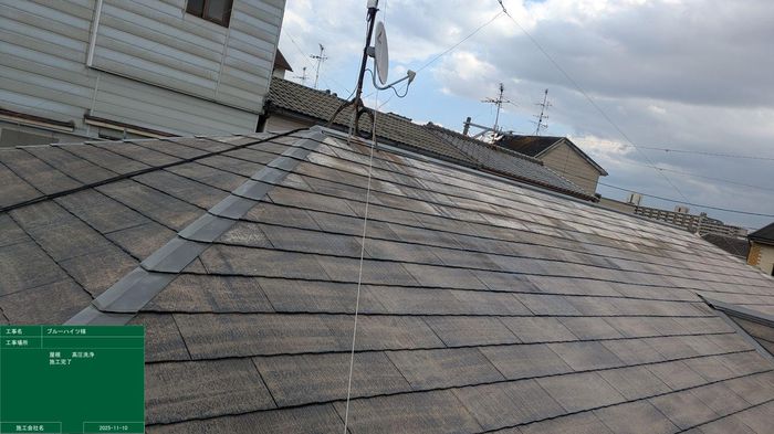 平野区喜連のアパート 高圧洗浄前のスレート屋根全景 黒ずみと汚れが全体に広がっている状態