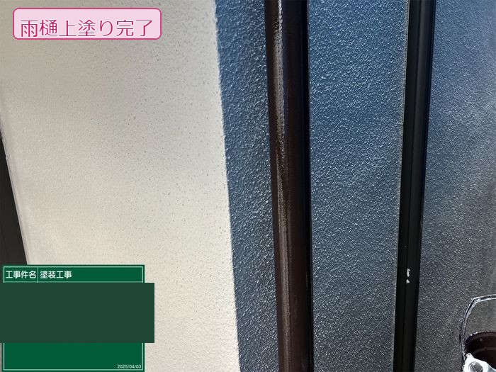 八尾市久宝寺のI様邸 雨樋の上塗り完了 ダークブラウン系の塗膜が均一に仕上がった竪樋