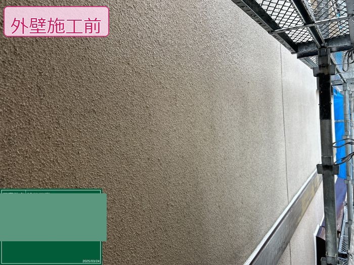 八尾市久宝寺のM様邸 モルタルリシン仕上げ外壁の施工前の状態 全体的な退色と色くすみ