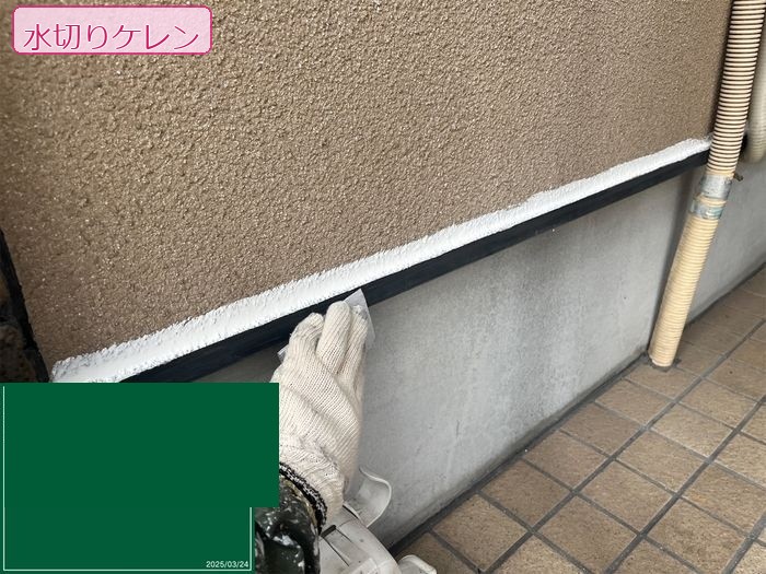 八尾市久宝寺のI様邸 水切り板金のケレン作業 スクレーパーで旧塗膜を削り落としている職人の手元